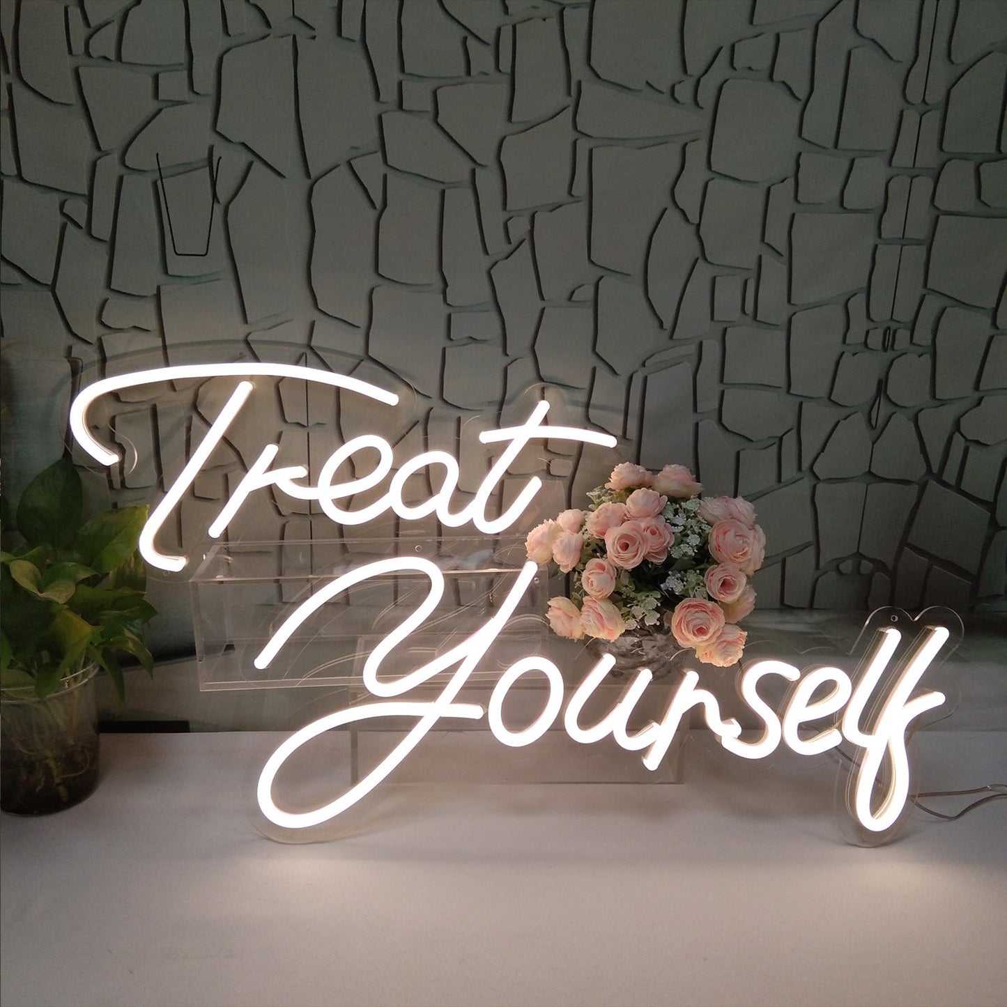 Néon "Treat Yourself" - Offrez-vous une Expérience Luxueuse - NeonMagic✨